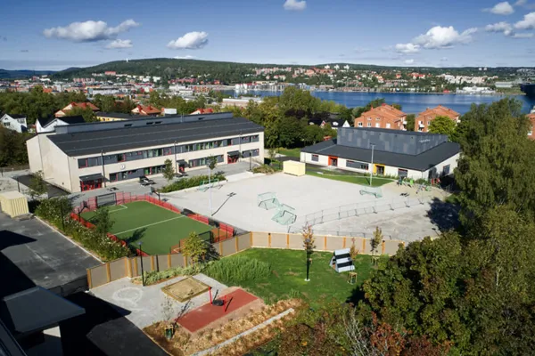 Drönarbild över Skönsmons skola i Sundsvall.
