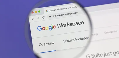 En närbild av en datorskärm med ett förstoringsglas där de står Google Workspace..
