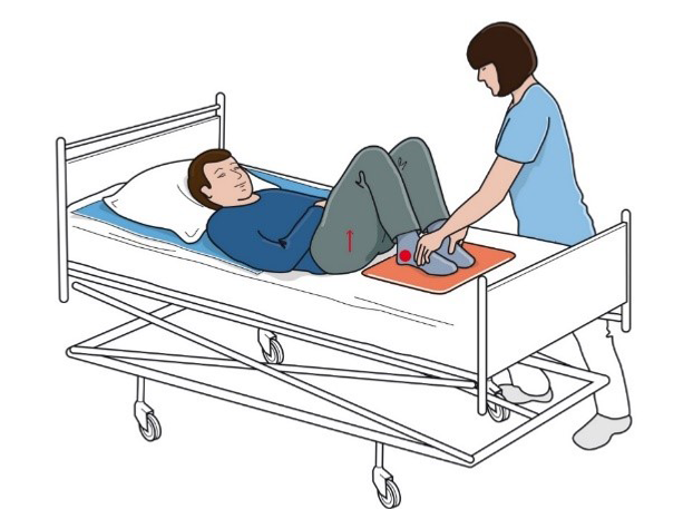 En man som ligger på en säng med gips på sitt ben.