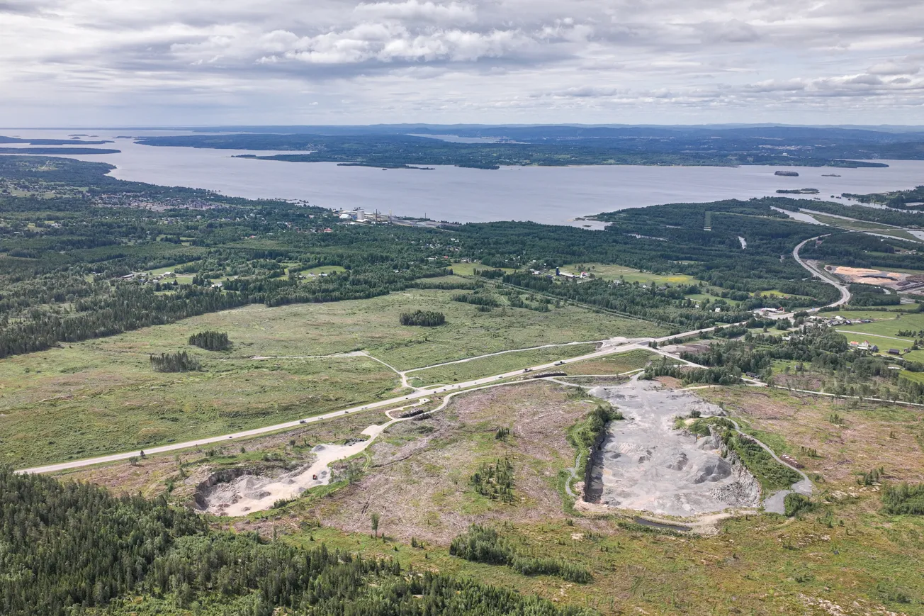 En flygbild över en sjö och landskapet.