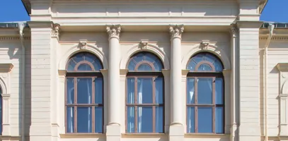 Del av fasad med tre fönster. Ovanför dem står det teater på fasaden.