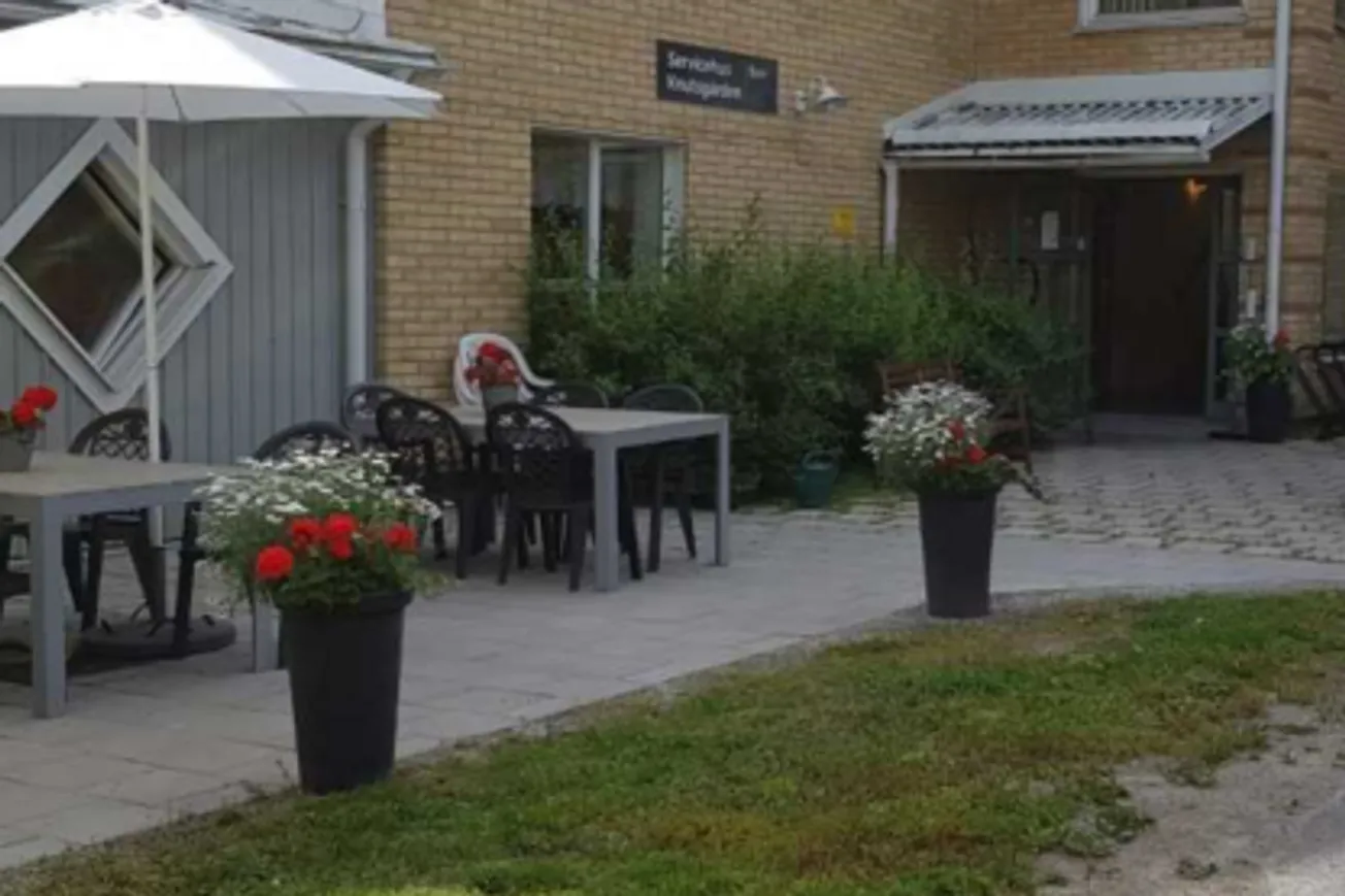 En grupp bord och stolar utanför en byggnad.
