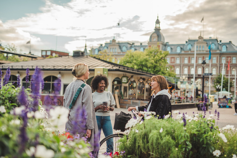 Två kvinnor vid Stora torget i Sundsvall.