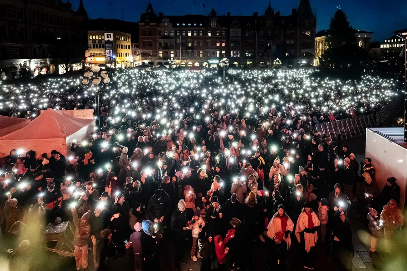 En folkmassa som håller upp sina mobiltelefoner.