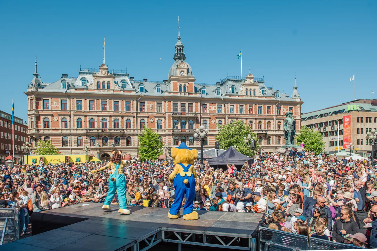 En stor grupp människor som står på toppen av en scen.