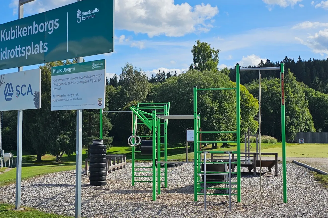 Utegym med flera täningsredskap