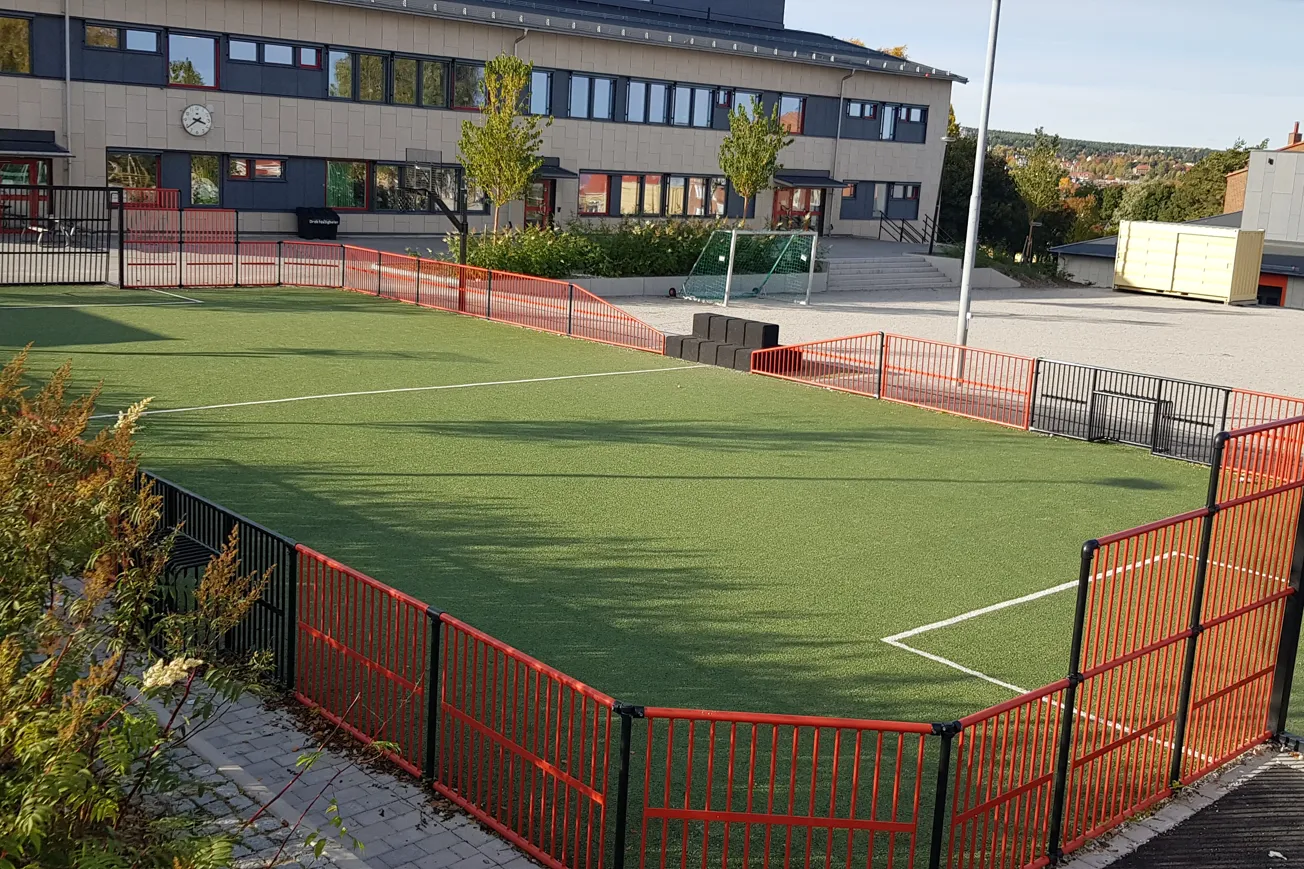 Multiarena med konstgräs och med sarg runt om.