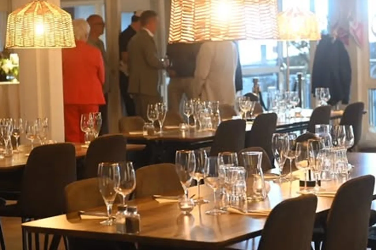 Grupp människor i restaurangmiljö.