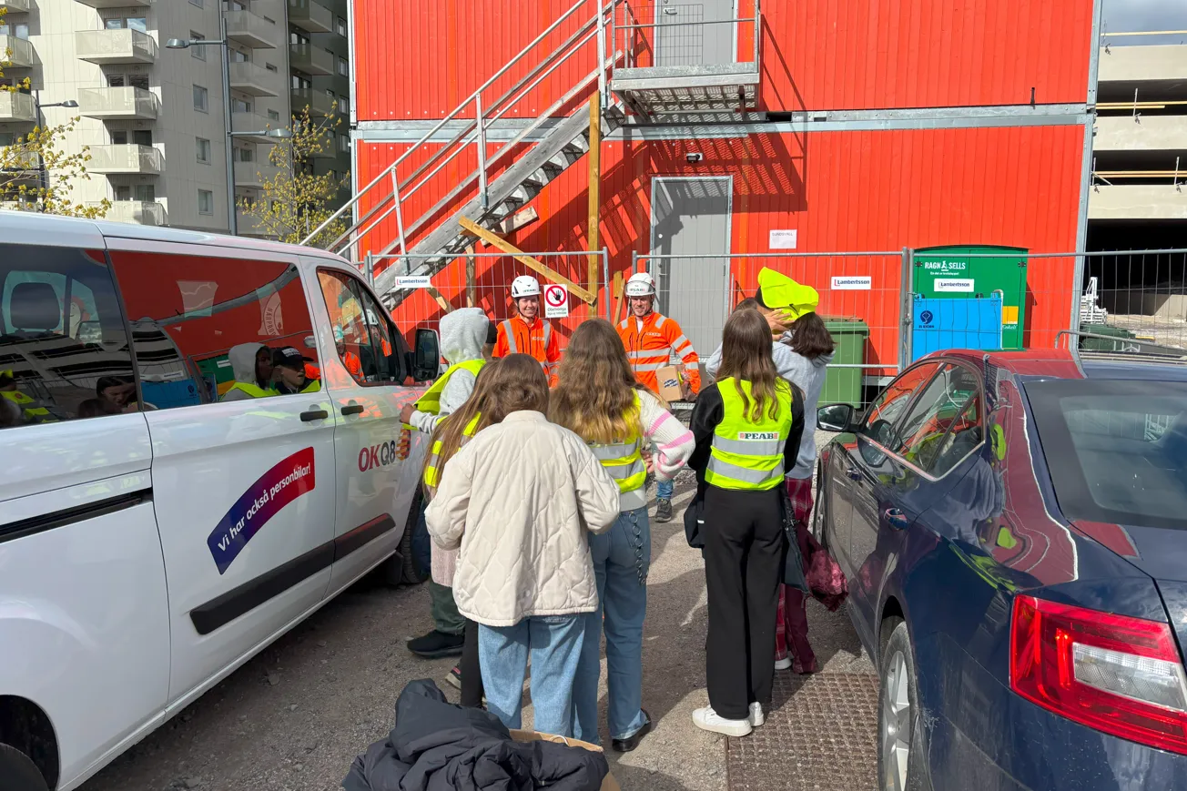 En grupp med skolbarn besöker företaget Peab i Sundsvall.