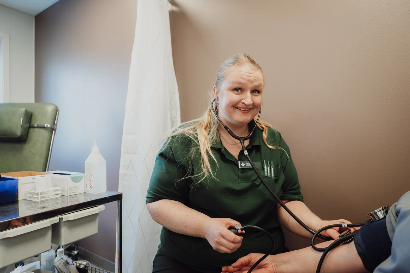 Undersköterska tar blodtryck på patient