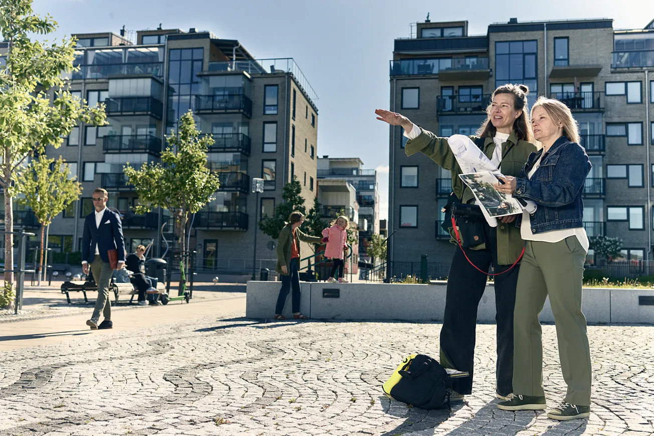Några kvinnor som står bredvid varandra.