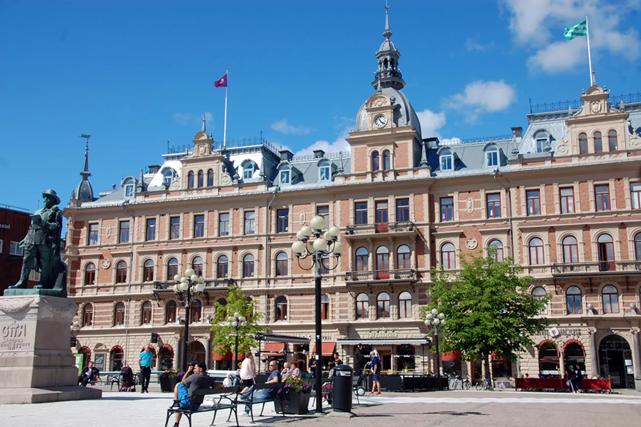 En översiktsbild av hirschska huset på Sundsvalls torg