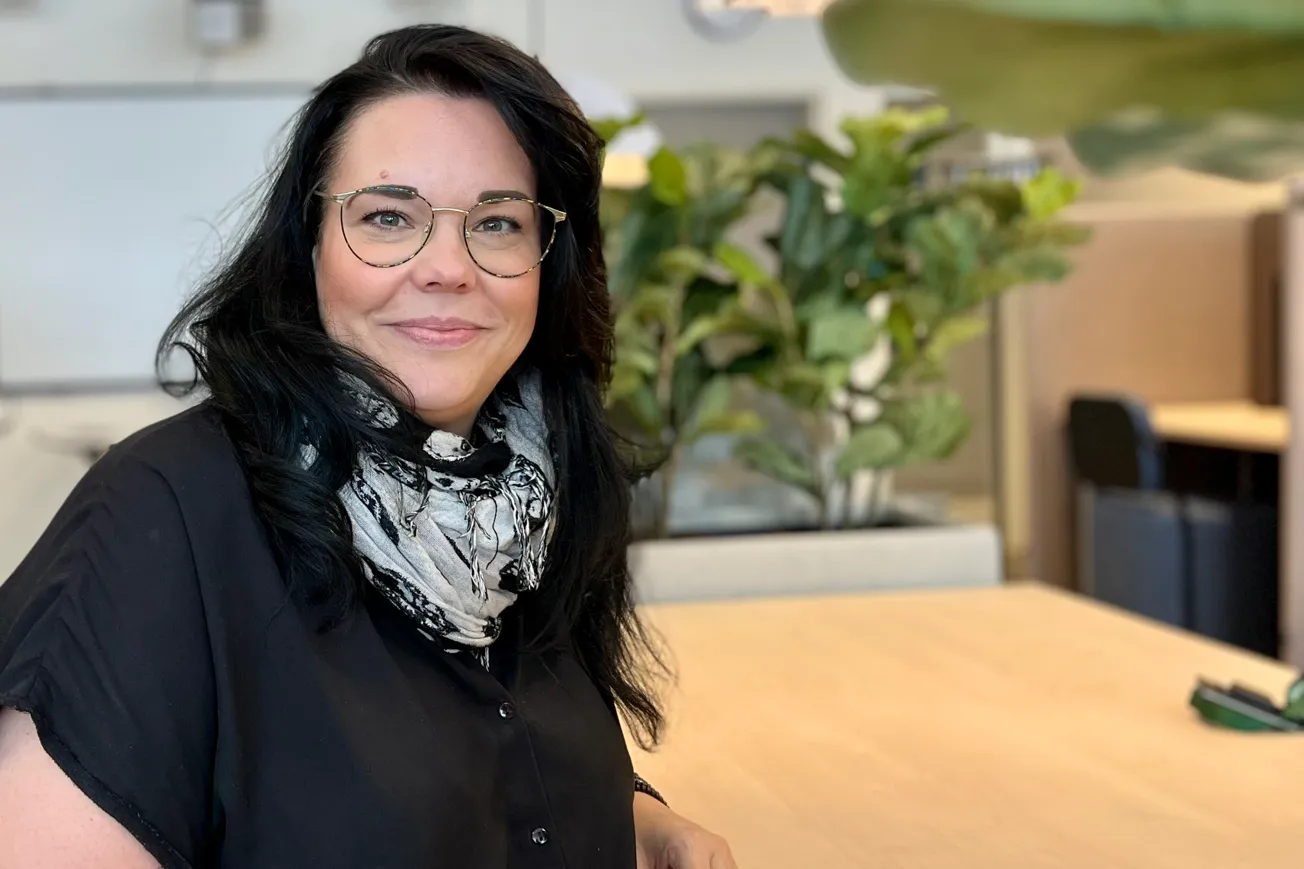 Sandra som studerar på Yrkeshögkolan Mitt sitter vid ett bord på Lärcentrum
