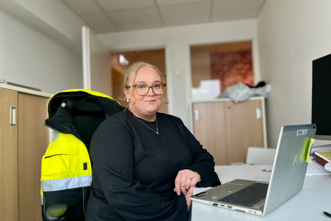 Elin som studerar på Yrkeshögkolan Mitt sitter vid sitt kontor på sin APL-plats.