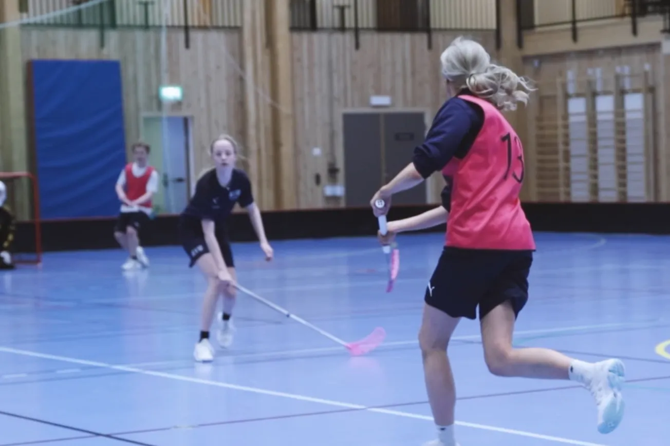 En grupp ungdomar som spelar badminton.