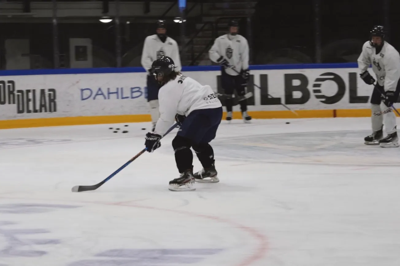 En grupp unga män som spelar en ishockeymatch.