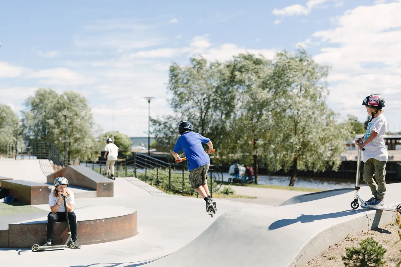 En grupp människor som åker skateboard i en skatepark.