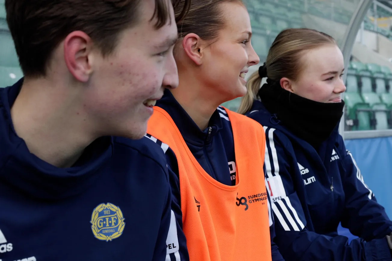 En grupp människor som står bredvid varandra.