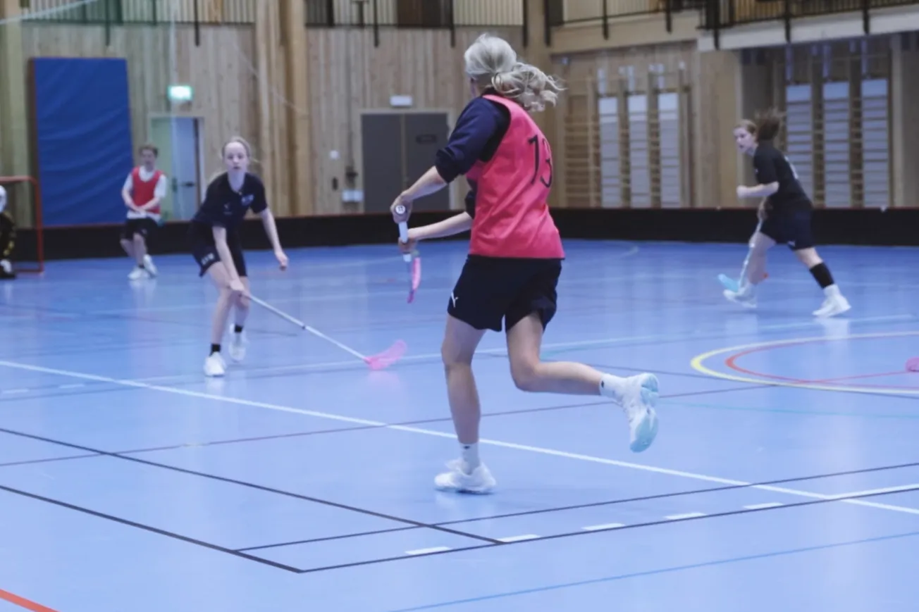En grupp ungdomar som spelar badminton.