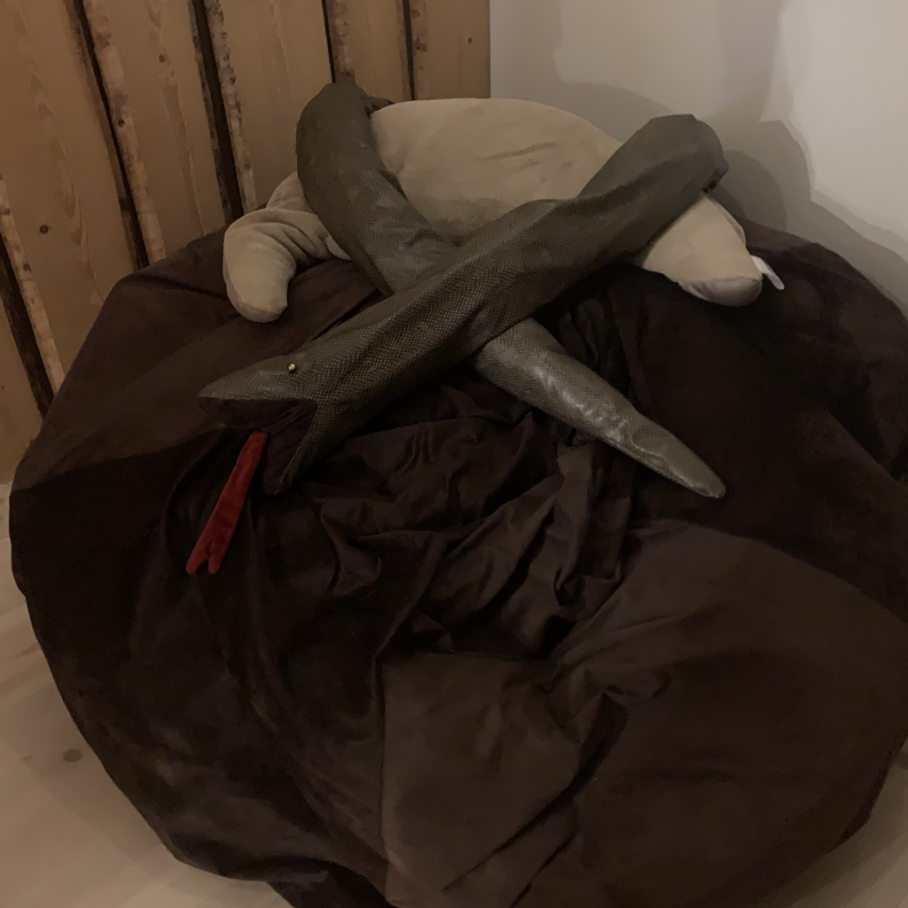 Ett stort gosedjur som ligger på en säng.