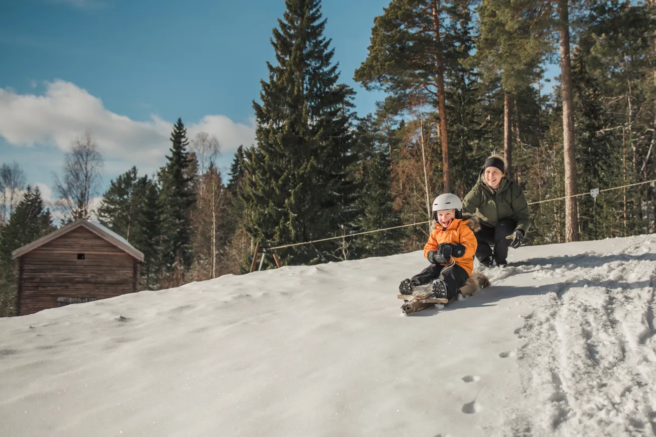 Några personer åker snowboard nedför en snötäckt sluttning.