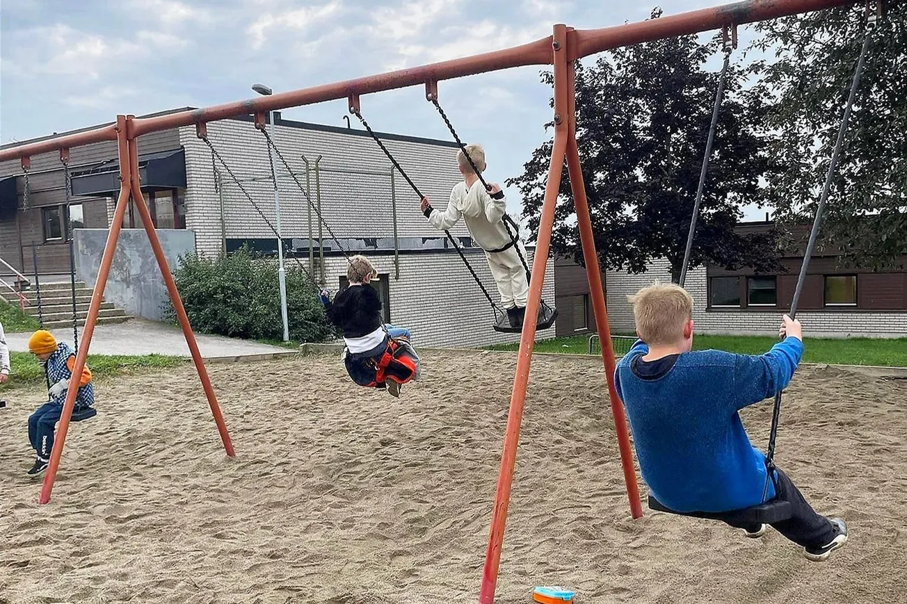 Barn gungar på Bosvedjeskolans lekplats.