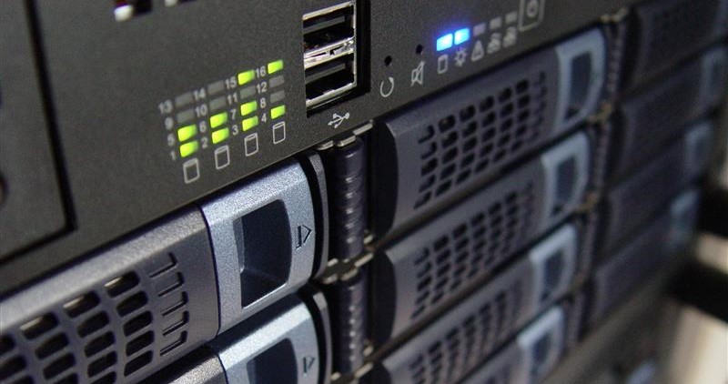 Foto på IT-utrustning i närbild. Gröna dioder lyser på svart utrustning.