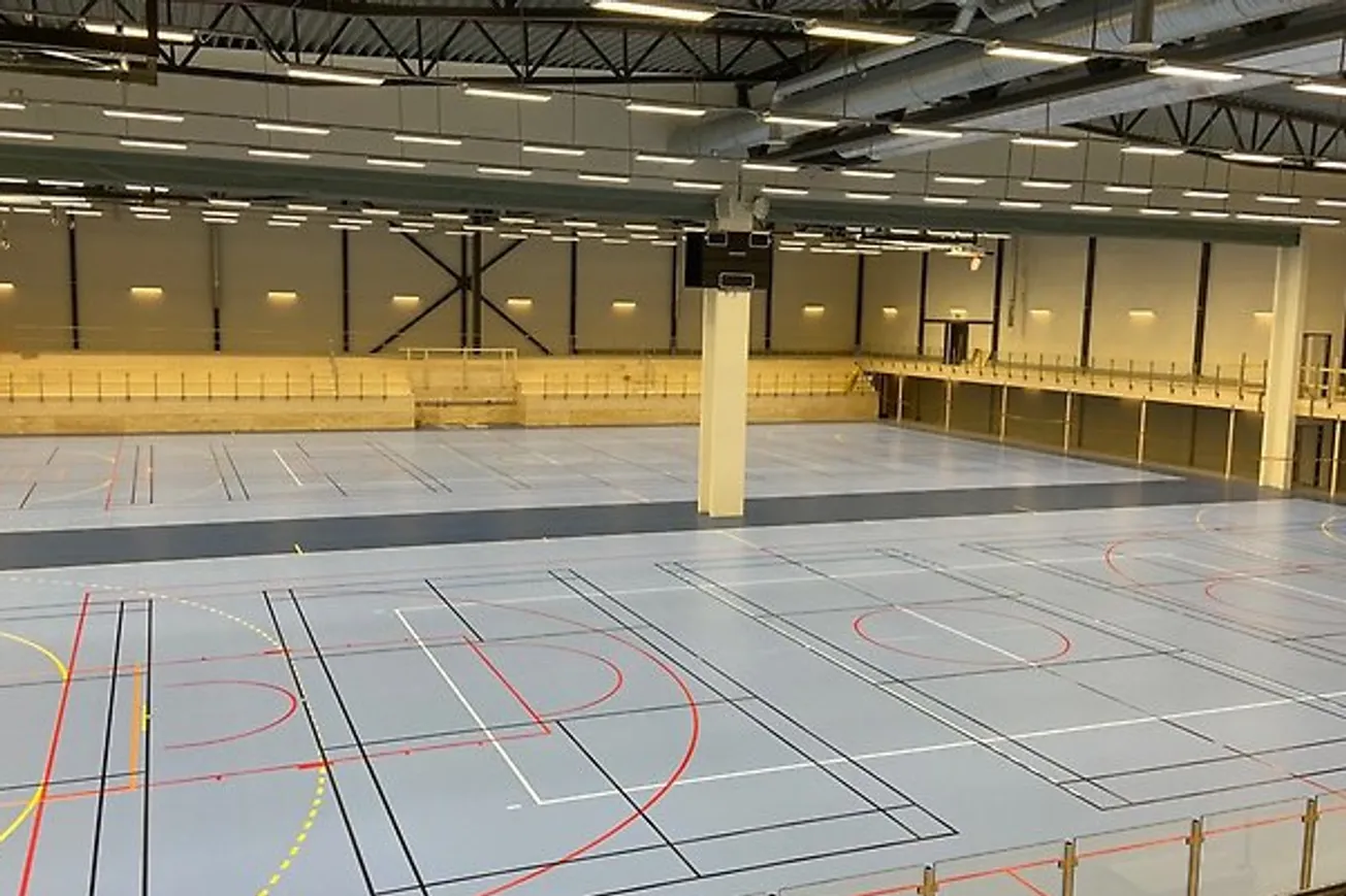 Idrottshall med två planer med linjer.