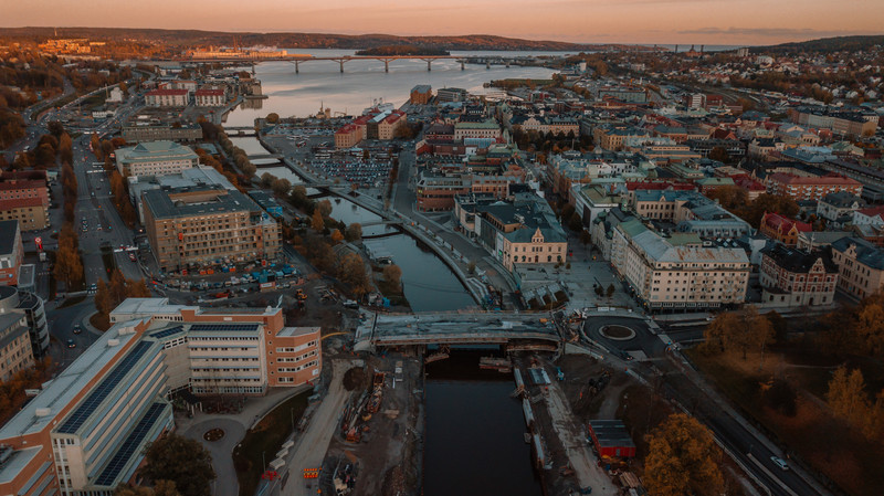 Sundsvallsfjärden med Sundsvallsbron i bakgrunden och Selångersån som omsluts av Sundsvalls stad i fokus. 
