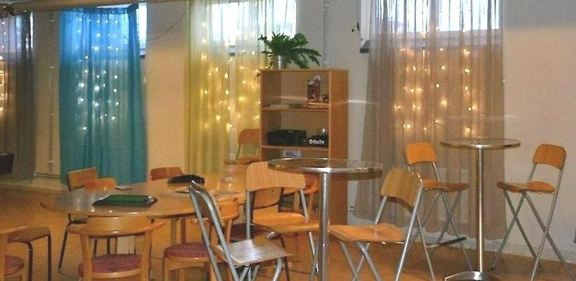 Ett rum med flera stolar och ett bord.