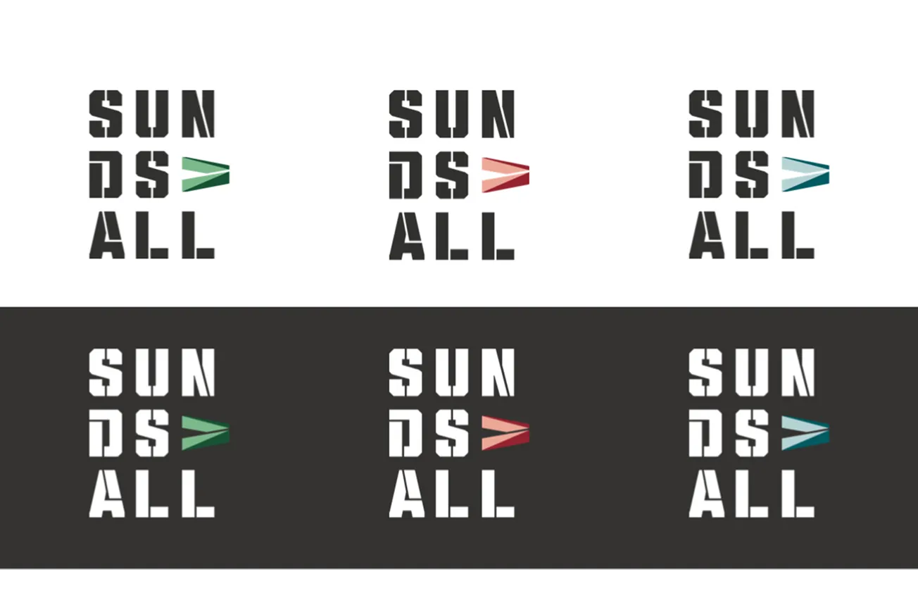 Exempel på platsvarumärket Sundsvalls logotyp i olika färgvarianter. Logotypen visas mot ljus och mörk bakgrund samt med olika accentfärger för pilformen, för att illustrera godkända färgkombinationer.
