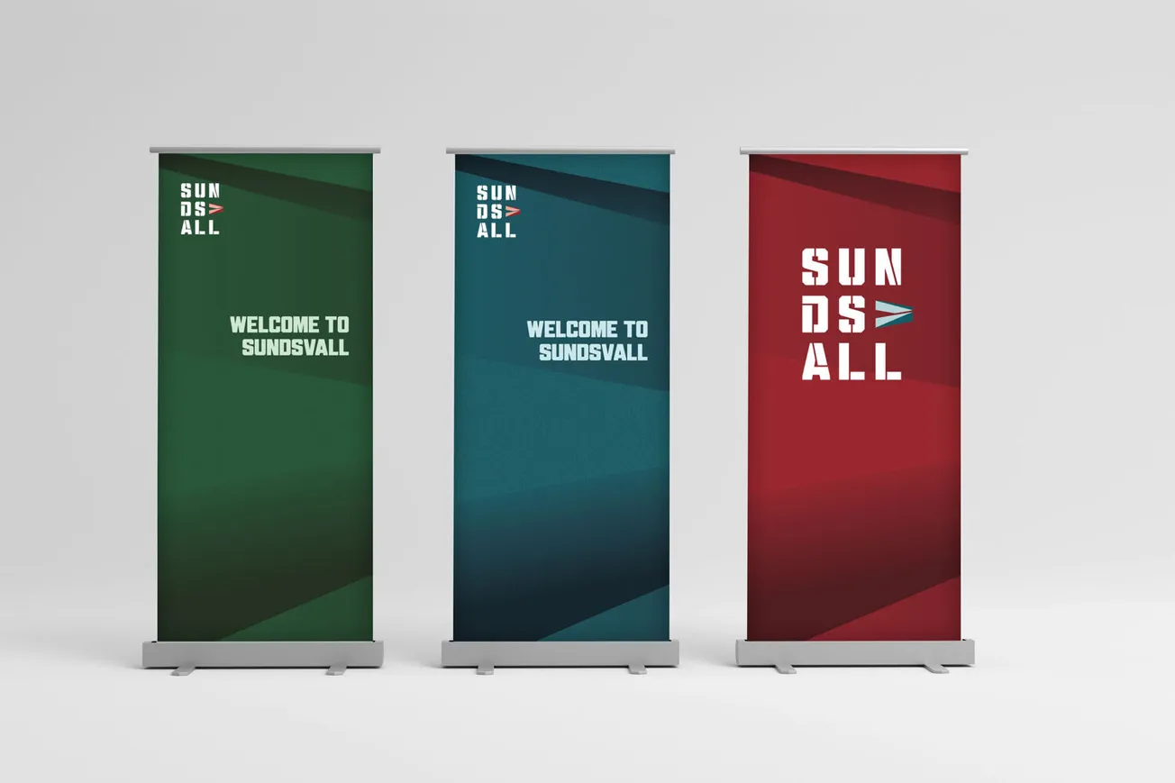 Tre rollups med platsvarumärket Sundsvall i grönt, blått och rött färgtema. Två rollups har texten ”Welcome to Sundsvall” och en visar Sundsvalls logotyp i helformat.