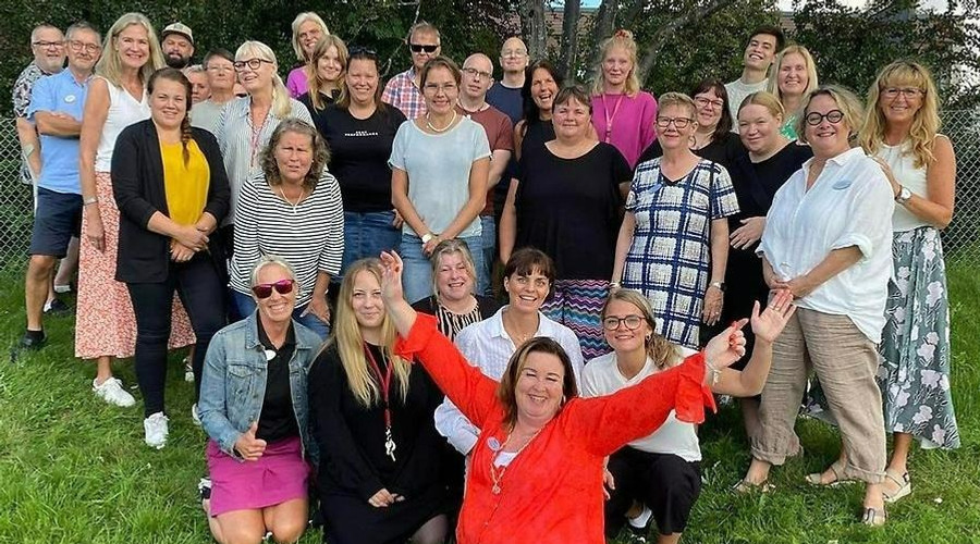 En grupp människor som poserar för en bild.