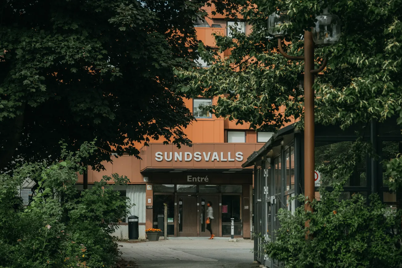 En byggnad med en skylt som det står Sundsvalls kommun på.