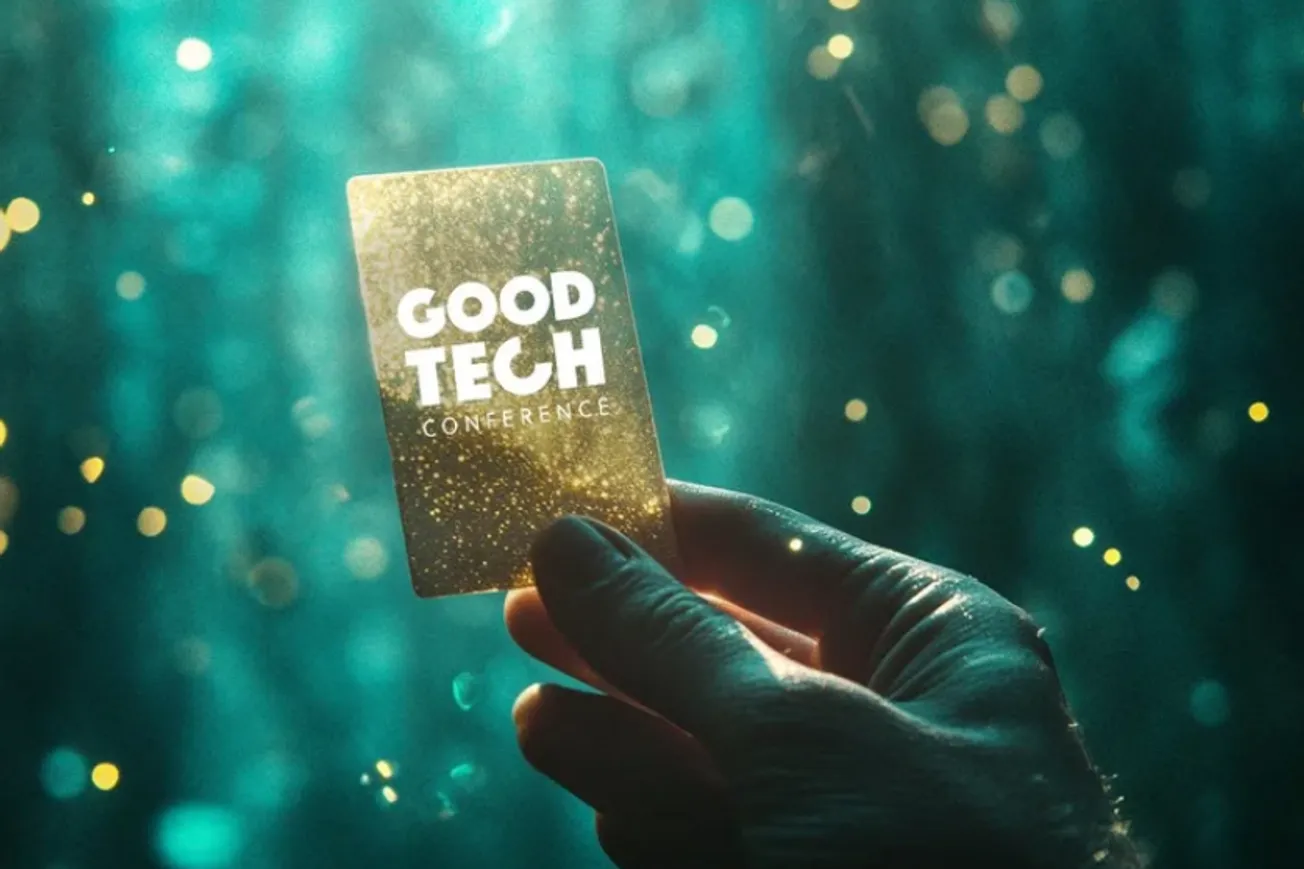 En hand som håller upp ett litet kort med orden ”good tech” på.