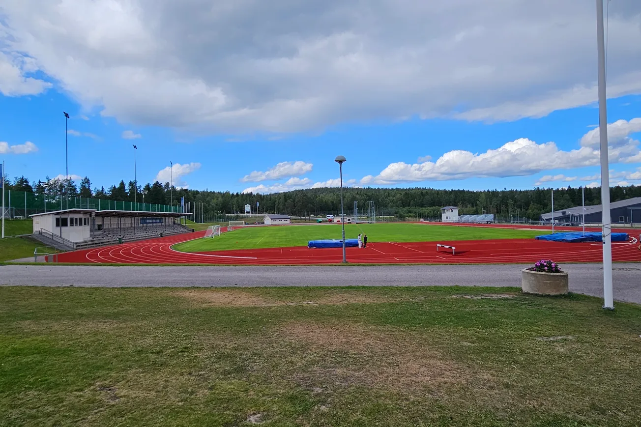 Fotbollsplan och löparbana.