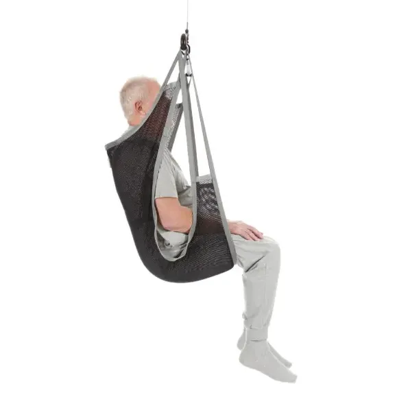 En man sitter i en lyftsele av modellen ClassicSling.
