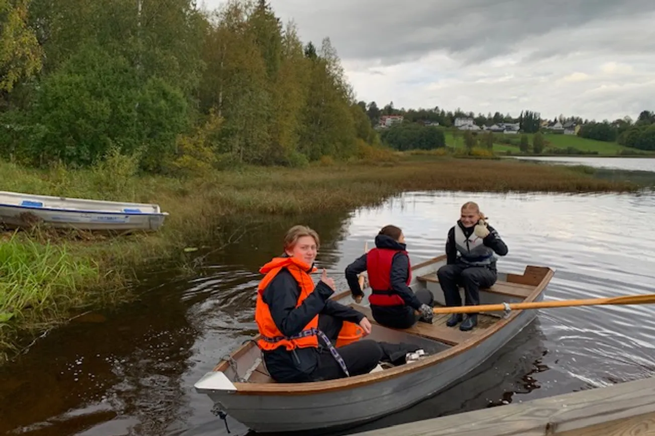 En grupp människor i en båt på ett vattendrag.