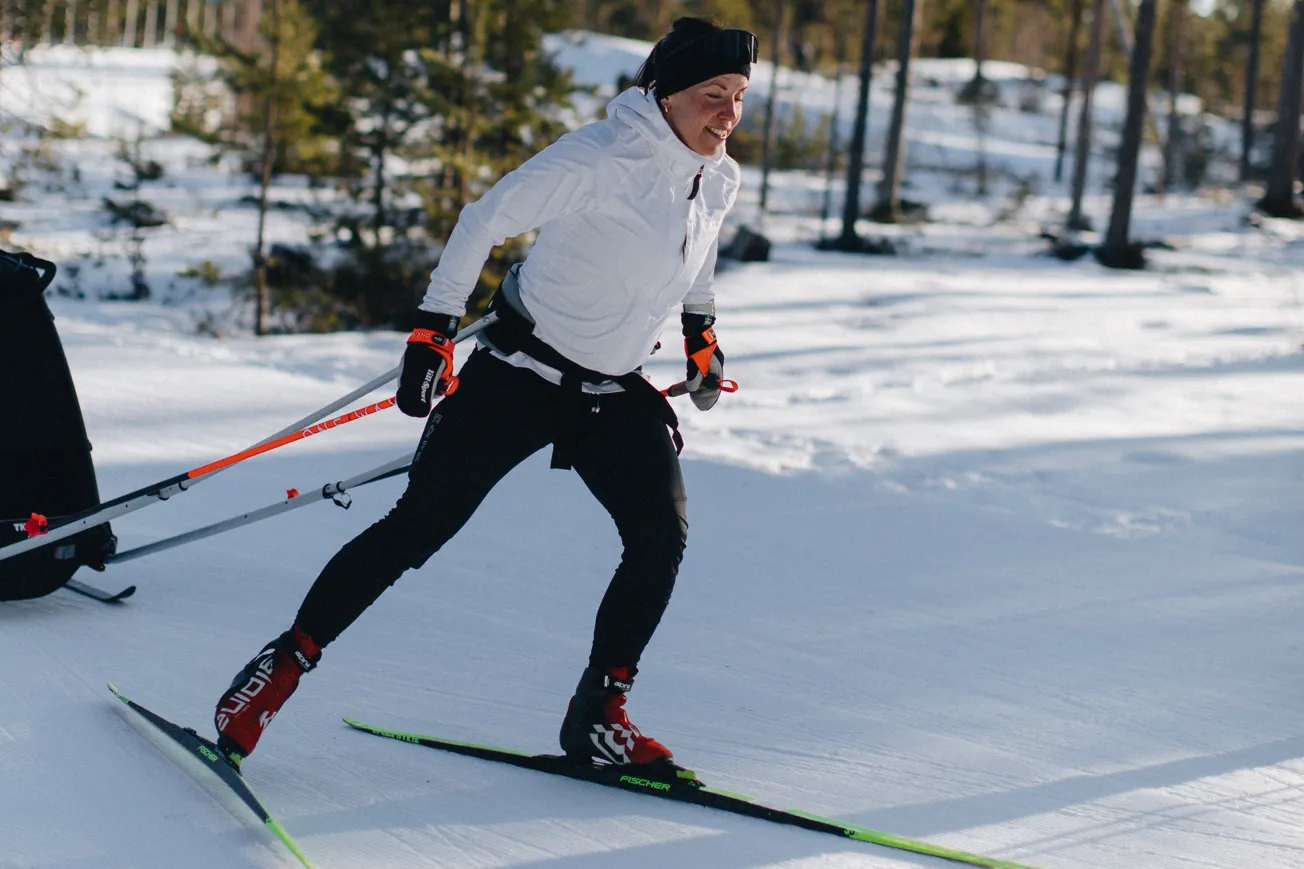 Charlotte Kalla åker längdskidor i spåren på Södra Berget i Sundsvall.