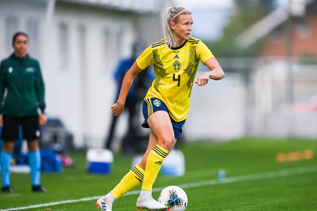 En kvinnlig fotbollsspelare i aktion på planen.