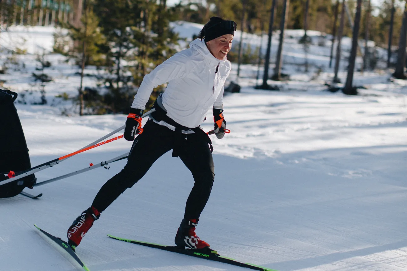 Charlotte Kalla åker längdskidor i spåren på Södra Berget i Sundsvall.