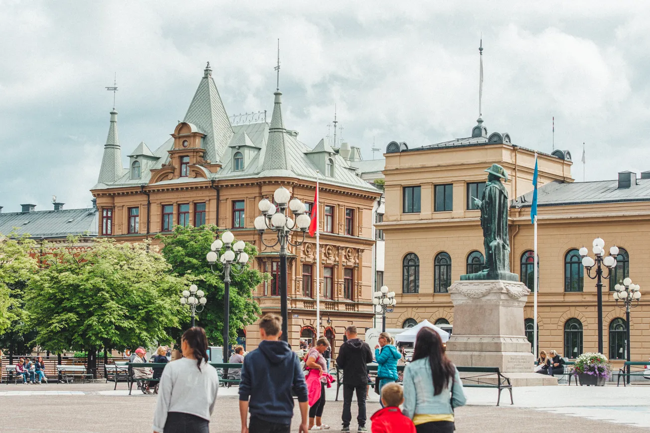 En grupp människor som går framför en byggnad.