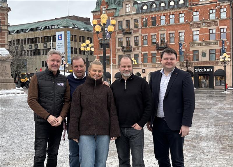 Fem personer står på Stora torget