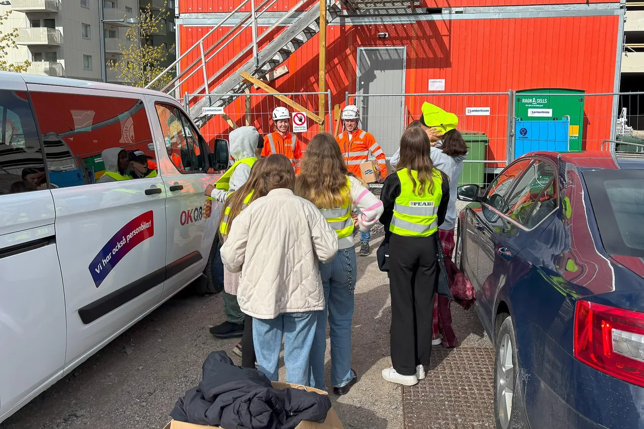 En grupp skolbarn står utanför Peab i Sundsvall.