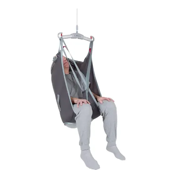 En man sitter i en lyftsele av modellen HighBackSling.