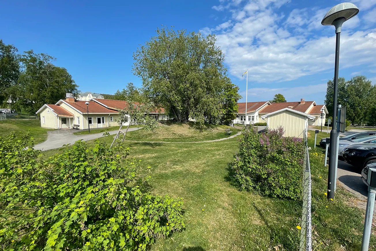 En utsikt över en mängd hus på avstånd.