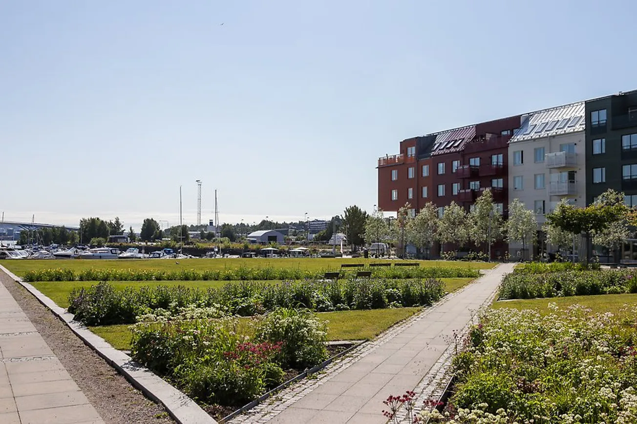 Här finns både gräsytor och torgytor att vara på, parken är stor och här finns plats för många. I parken finns en lekplats för barnen, café och kiosk finns i anslutning till parken.