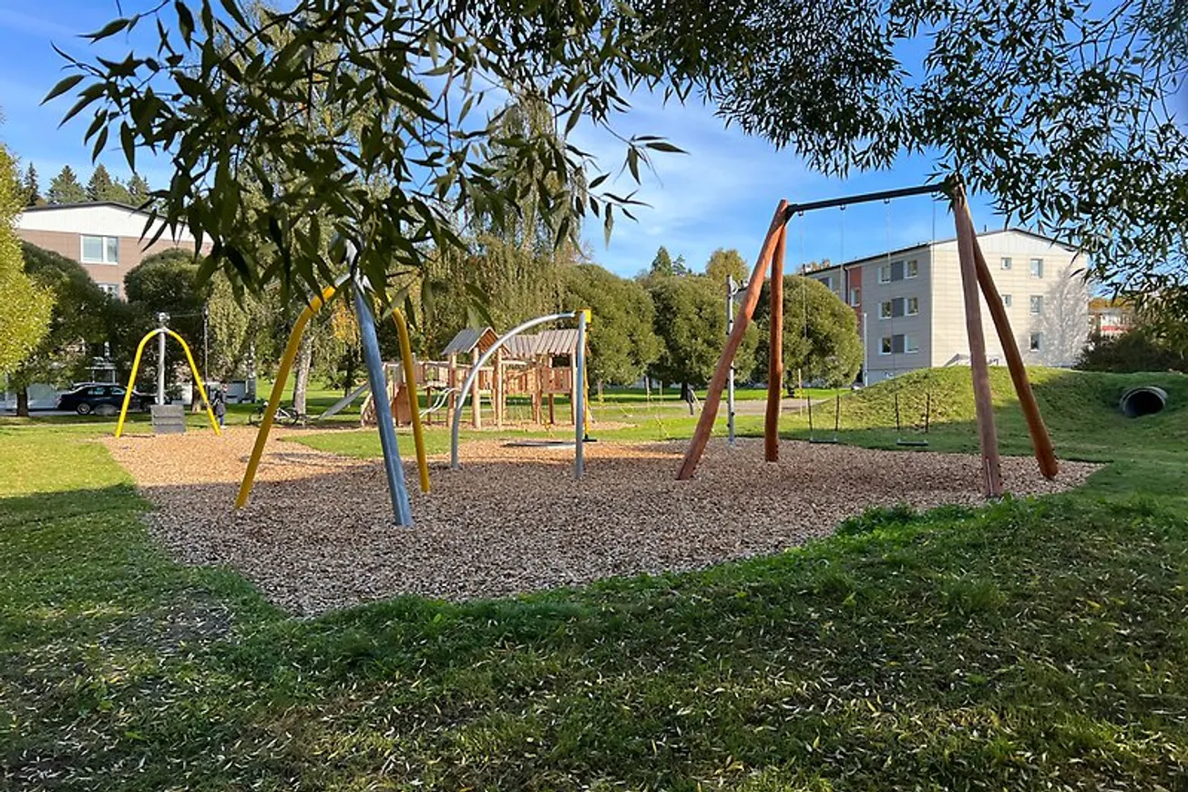 En lekpark med gungställning och gungor.