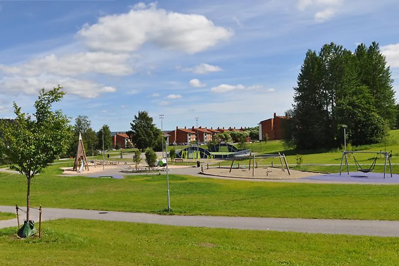 Nacksta park med en lekplats och gräsytor.