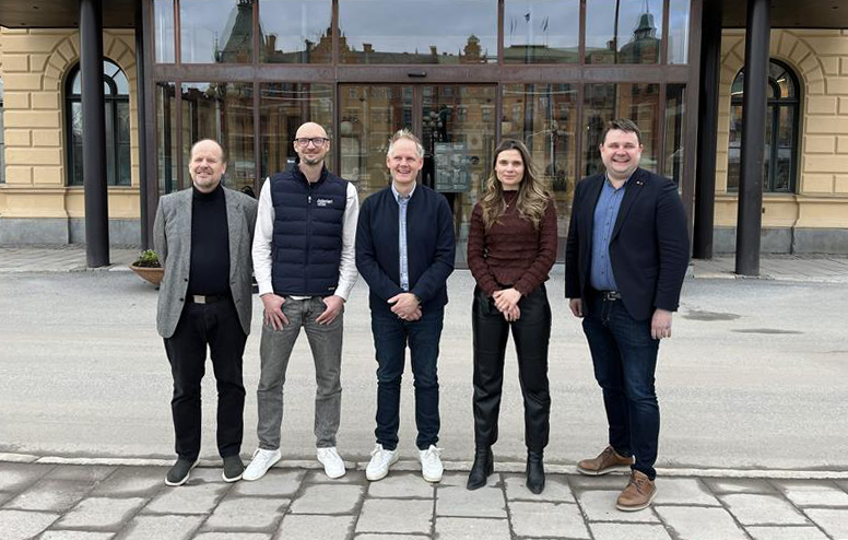 Fem personer står utanför stadshuset i Sundsvall.